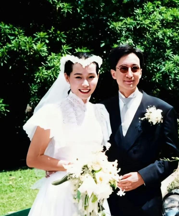 叶童和陈国熹是娱乐圈少见的从初恋走到最后的夫妻。1988年，他们在巴黎办了一场草