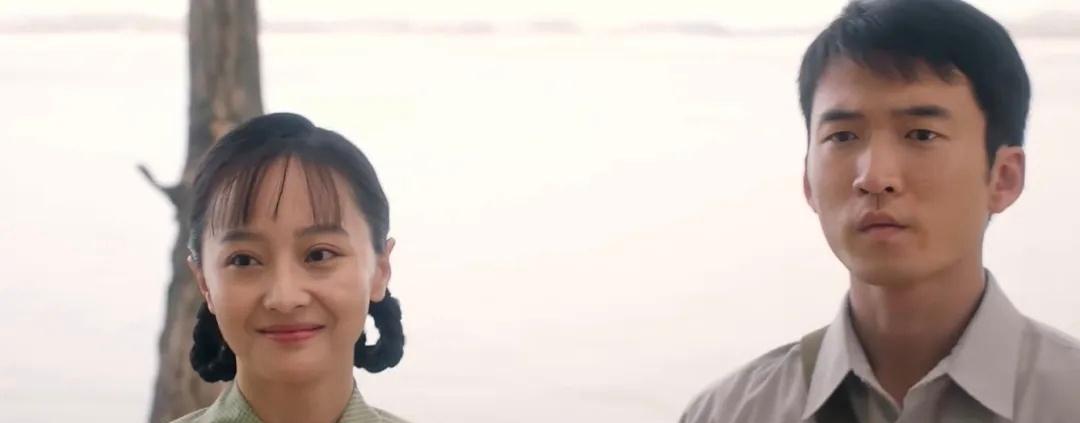 你敢信？漂亮女医生放着局长儿子不嫁，偏嫁了个连自行车都没有的穷小子！她哥要调