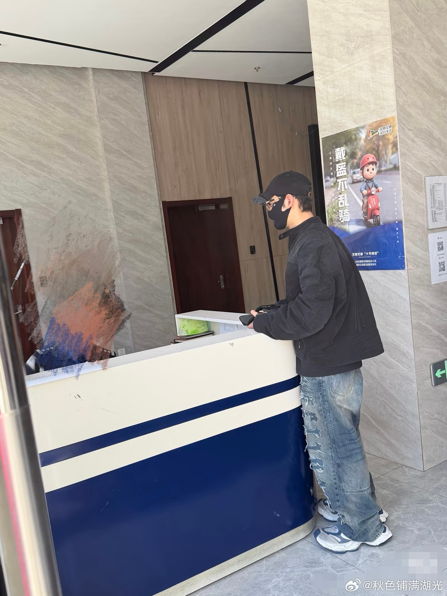 在交警队偶遇黄晓明黄晓明现身交警队网友今天下午在上海交警队偶遇黄晓明，这是为前