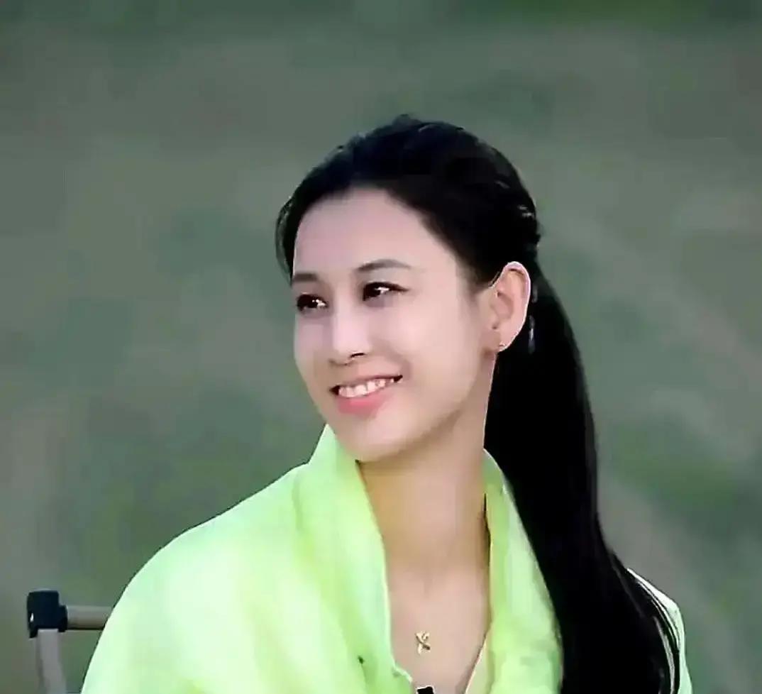 离婚第7天，黄圣依直播卖光3个亿镜头里她没哭，只把婚戒换成素圈。弹幕刷“姐