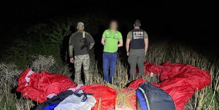 在乌克兰19至60岁的男性被禁止离境，这下好了，一名乌克兰男子想到了一个冒险方法
