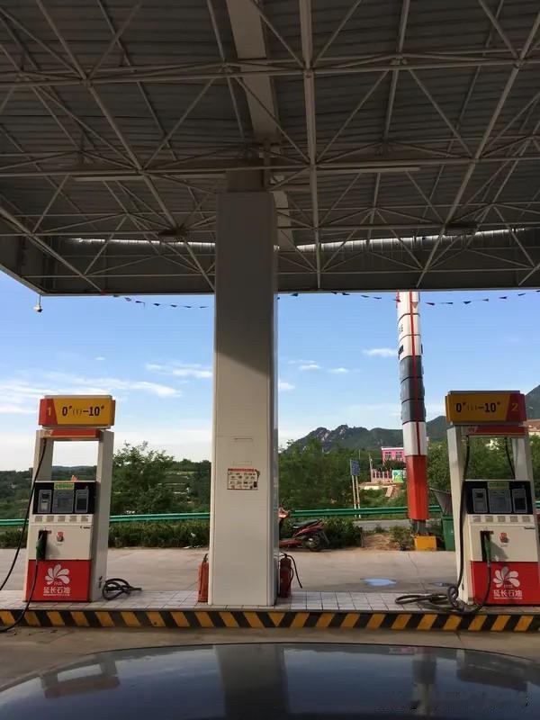 今天是五月三号，参观完红旗渠时已近傍晚。我用导航规划前往安阳殷墟遗址的路线，打算