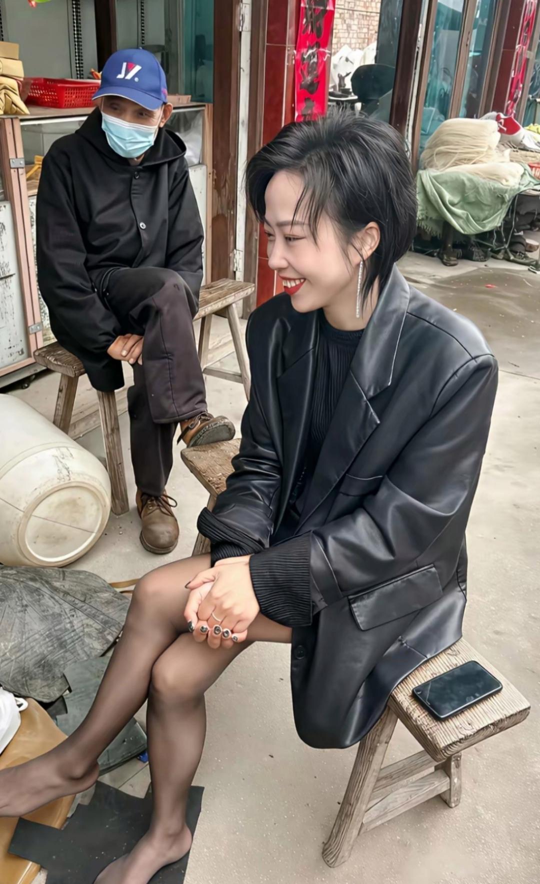 大冷天小姑娘来修鞋，我想知道你不冷吗？