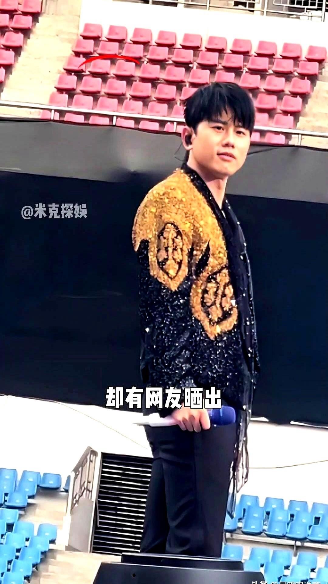 米克探娱。本来张杰在鸟巢连开十二场演唱会是前无古人后无来者的事，就在粉丝为他