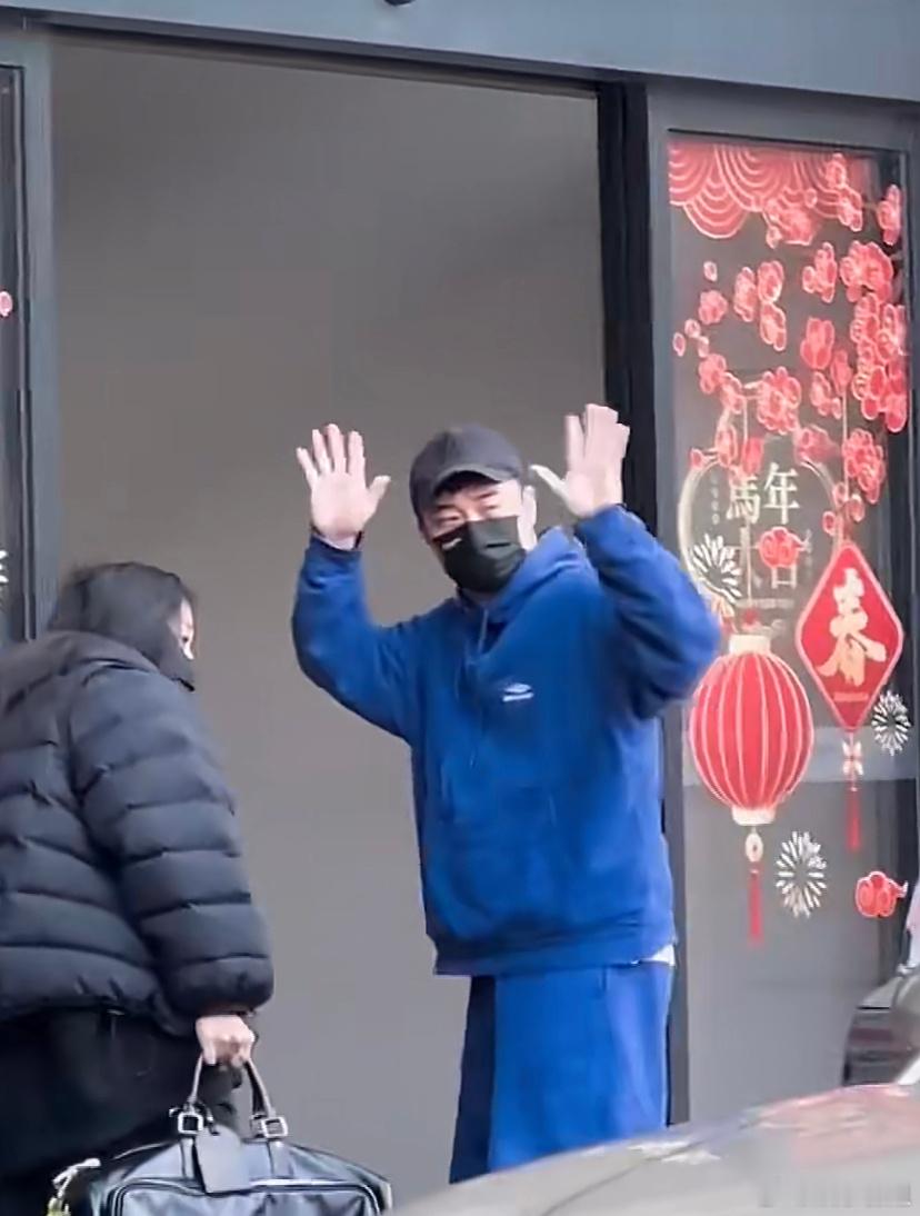 邓超陈赫鹿晗铁三角重聚邓超、陈赫、鹿晗出发录制五哈6路透🈶欢迎鹿晗回归🦌，