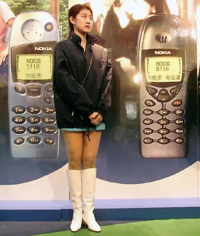 这张照片拍摄于1999年，北京，诺基亚新手机发布现场的模特。如今25年过去了，图