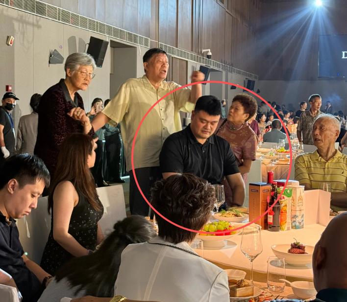 最近苏州亲戚办喜酒，姚明一家三口从上海回来凑桌，喝酒喝到满脸通红，他随父上礼收喜
