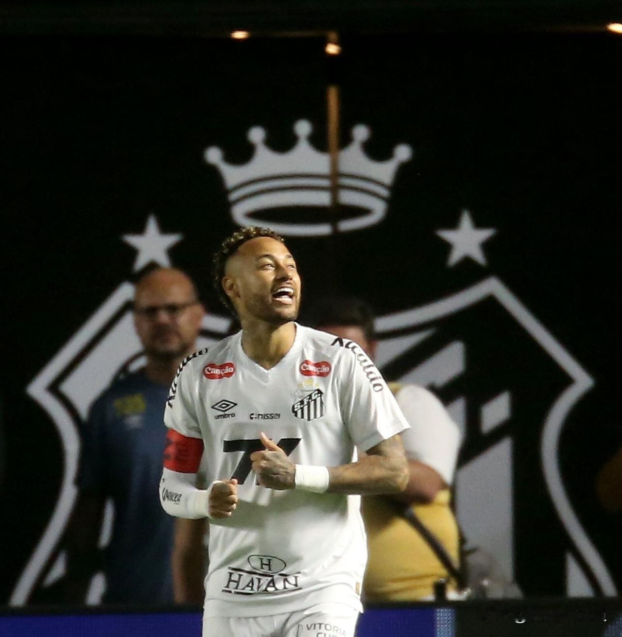 内马尔为桑托斯带来了无法估量的收入以及影响力。根据数据显示，内马尔加盟桑托斯