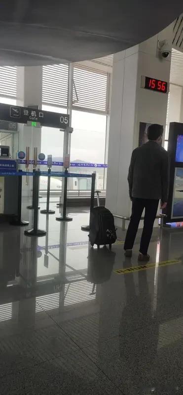 强闯登机口？4月9日昆明长水机场一家五口因携带行李较多又不愿意办理付费托运