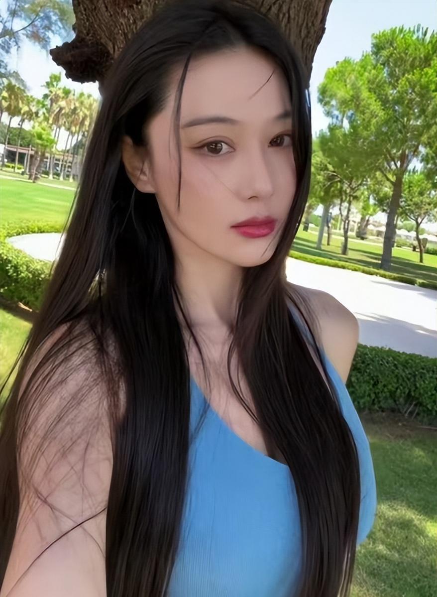 39岁张馨予晒出绝美度假照，换上漂亮泳装真是美出新境界，小细腰和马甲线也太抢镜了吧。​