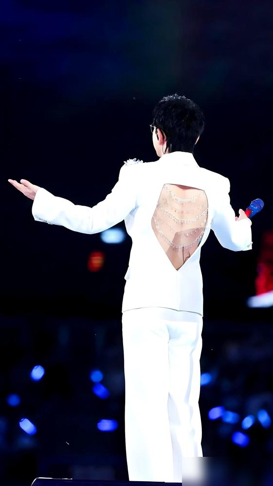 一件后背挖空、挂铁链的演出服。张杰穿了。网上吵翻了。一方骂，说娘炮，说奇