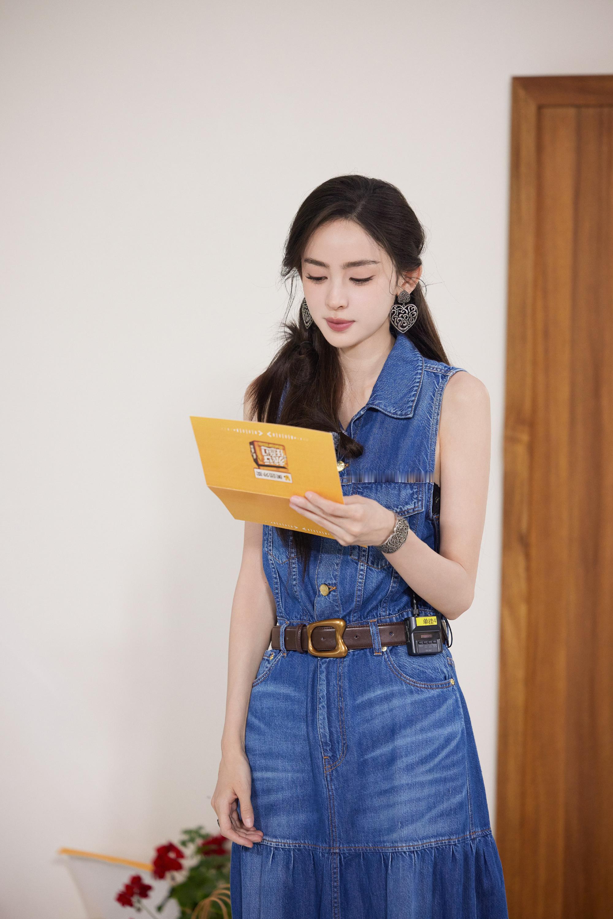 古力娜扎牛仔无袖长裙穿搭上线​​​