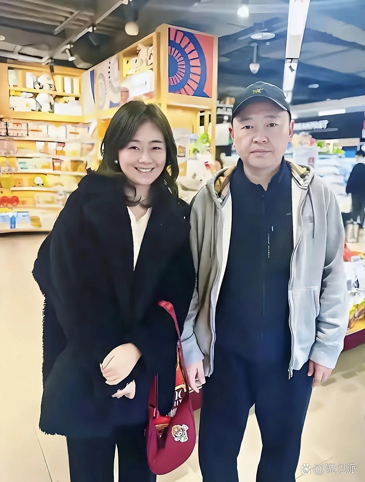 从巅峰到低谷，从意气风发到平淡如水，51岁孔令辉停职八年亮相刚才刷到一张孔令