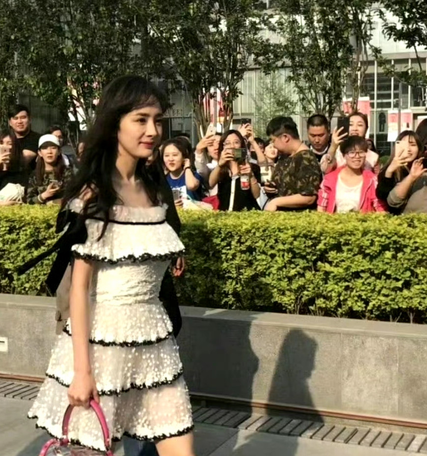 杨幂华伦天奴这套真的是人间芭比啊特别适合她​