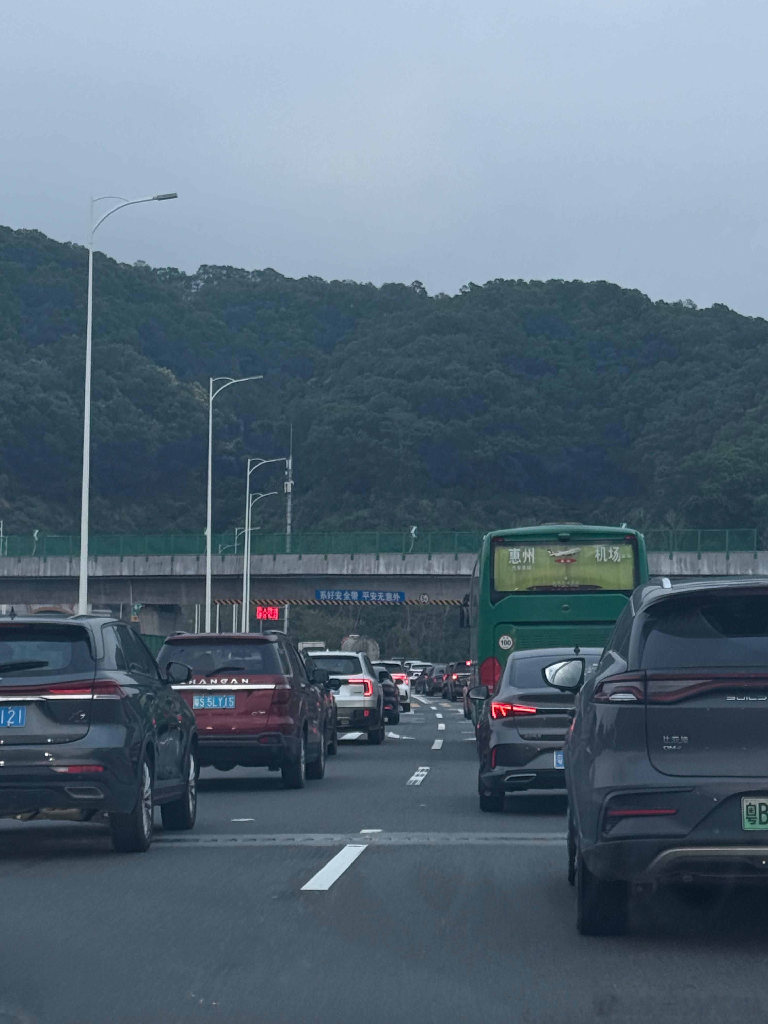不温馨提示：假期出行一定要少喝水，多上厕所[微笑]不要问为什么。​​​