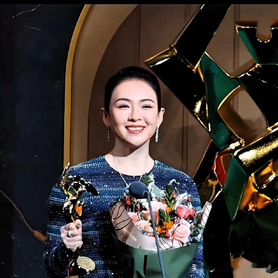 我第一眼还以为是沈傲君呢，仔细一看原来是亚洲影后章子怡，从视频中看她明显的发胖了