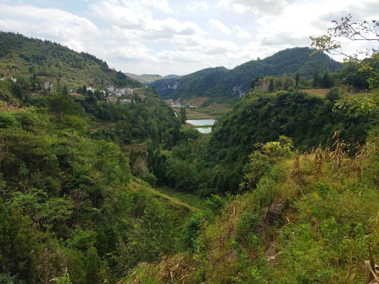 这是我父亲的老家，贵州的一个小山村。30多年没有回来过了，现在回来一看变化太