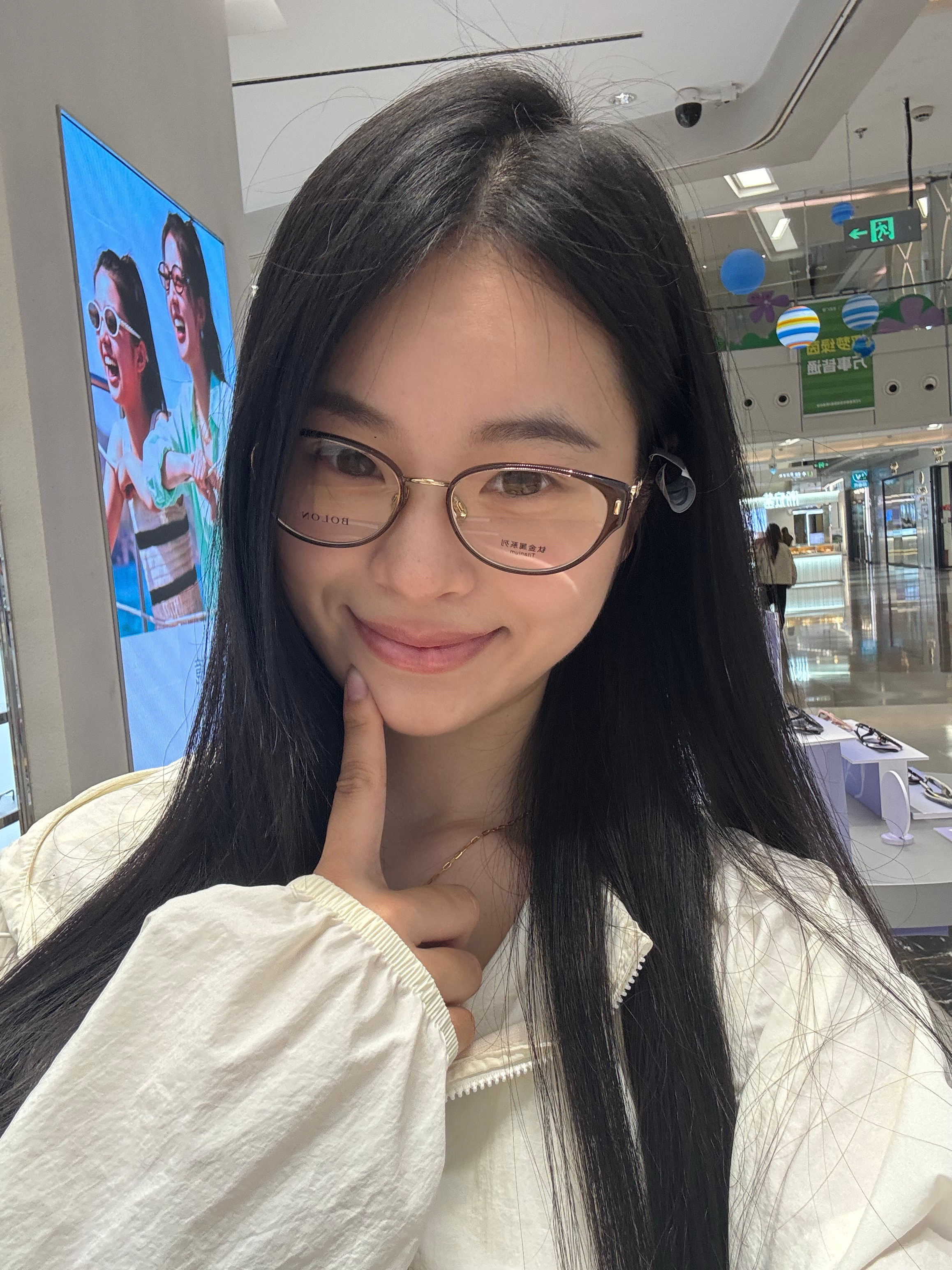 想换个眼镜框，你们觉得我带这个好看吗？