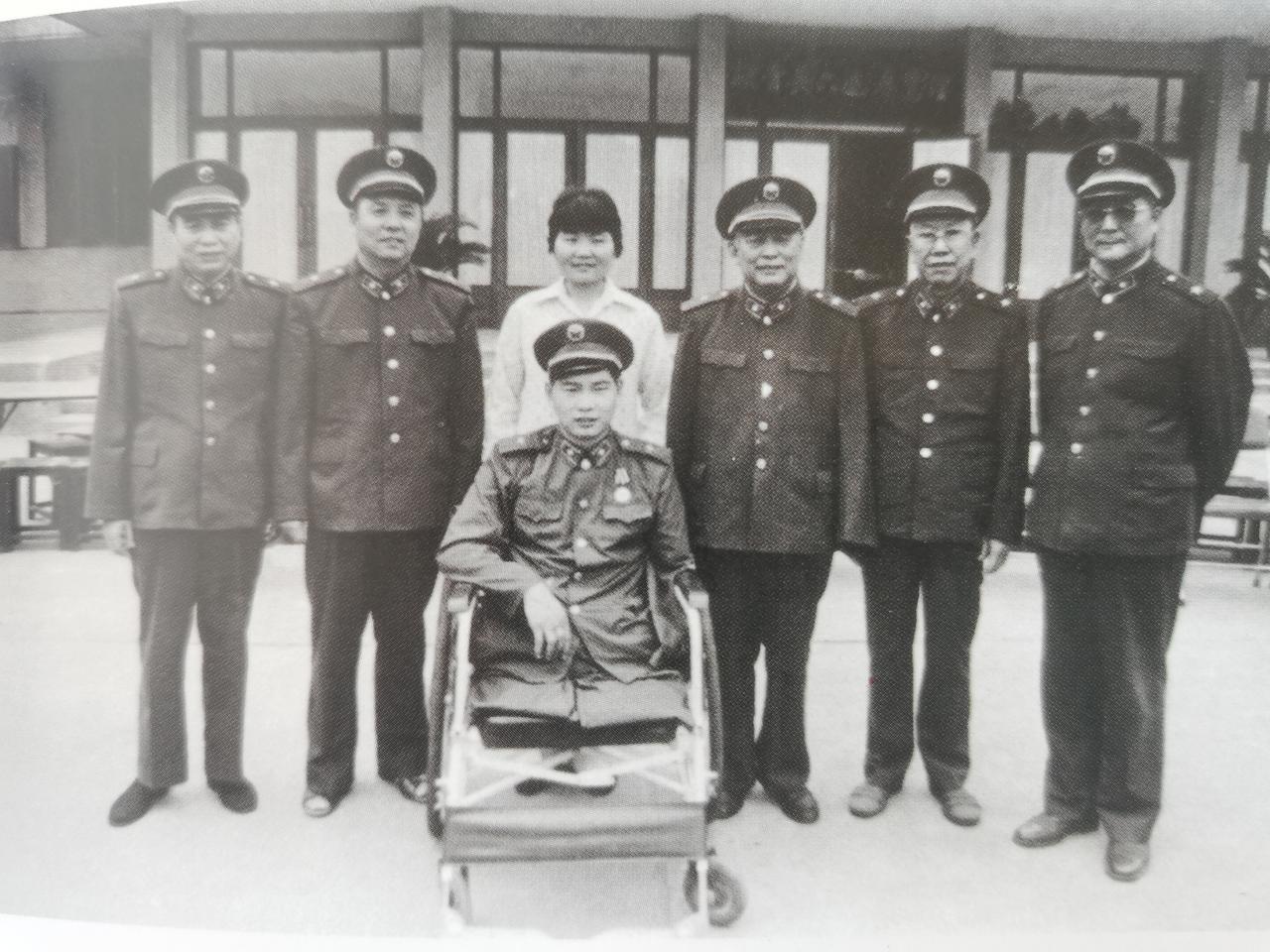 1986年6月7日，总政治部主任余秋里会见了一等功臣，特等残废军人展亚平及其妻子