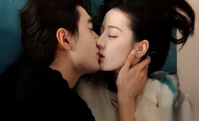 迪丽热巴亲得这么从从容容游刃有余，是个老手吧？如果仔细看的话，迪丽热巴接吻的时候