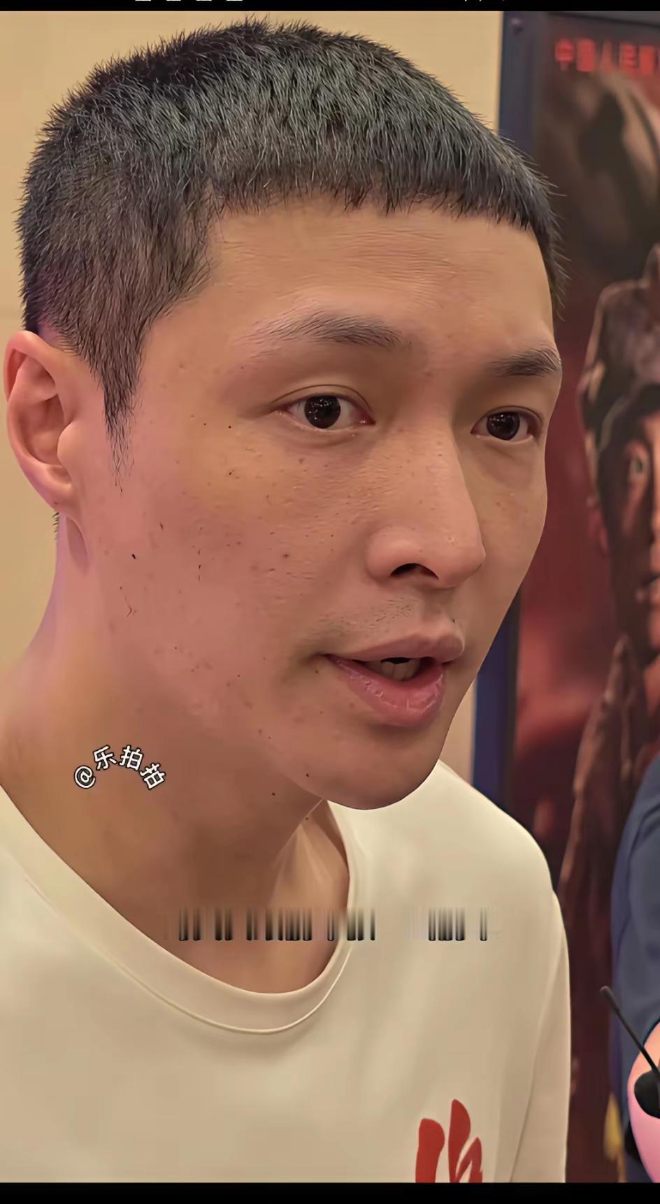 油头粉面的男艺人看太多了，张艺兴这样素颜给人感觉挺好的。[滑稽笑]