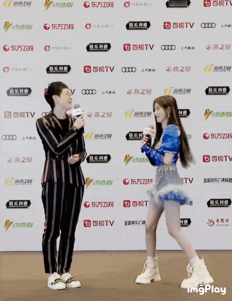 鞠婧祎动来动去是哪里不舒服吗？​​​