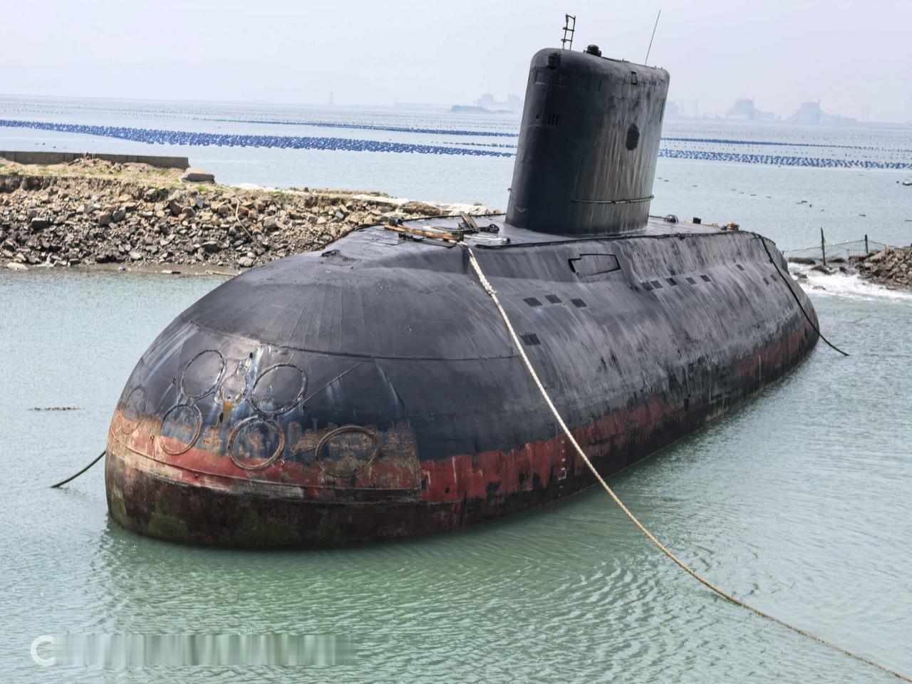 一艘基洛级潜艇停在这个小池塘很久了，不知道还要这样泡多久。希望尽快完成博物馆化，