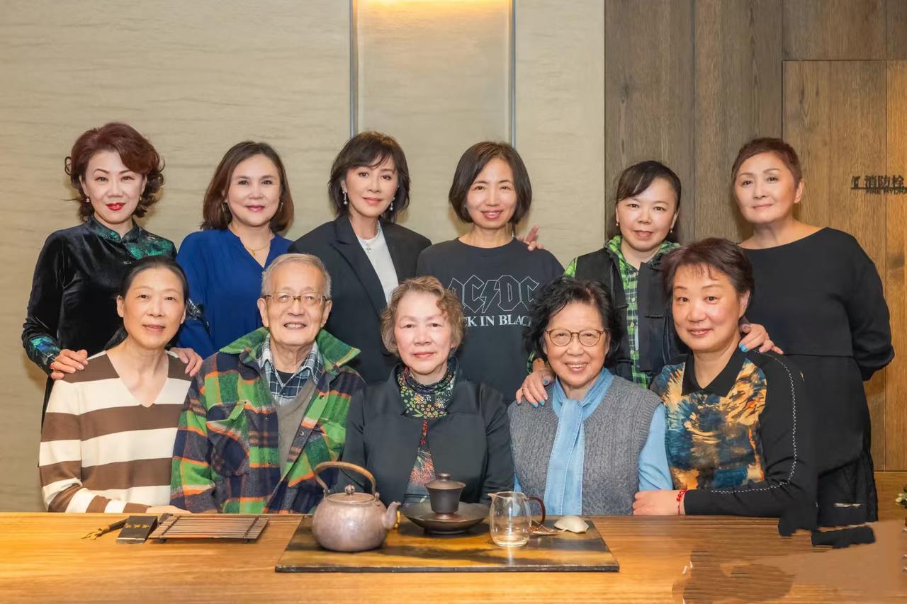 刘嘉玲和同学差距不大啊！明星和同学聚会，合照大都差距明显，比如杨钰莹和同学合影