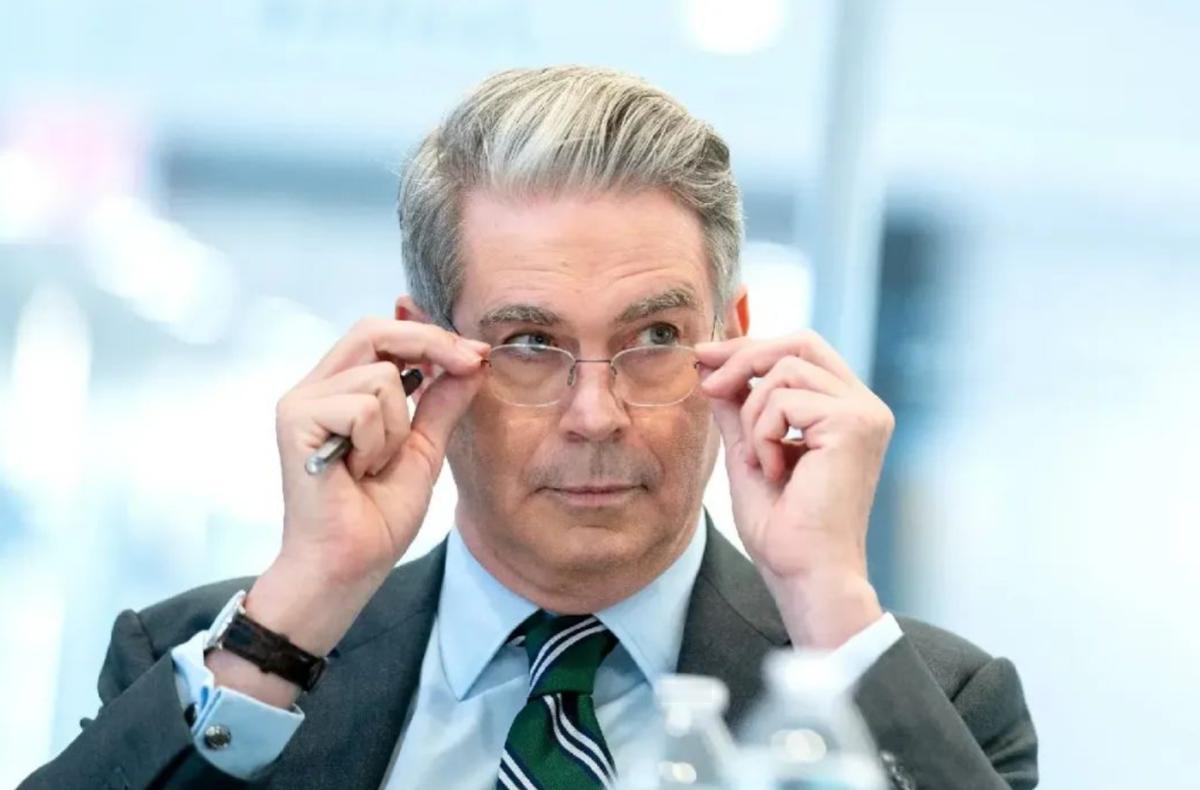 中美挂断电话后，贝森特通知全球，涉台措辞不简单，岛内呼吁避战。贝森特代表美国政府