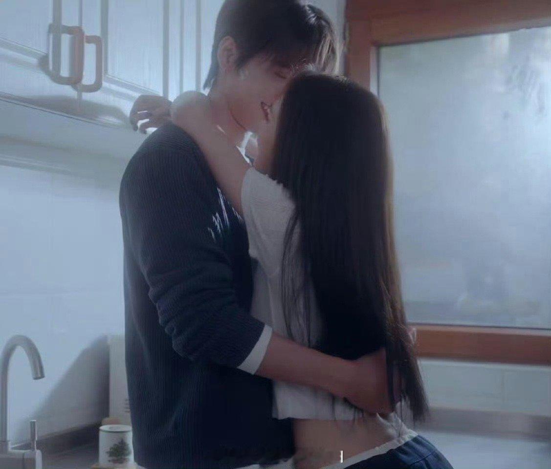 彭小苒的腰夺命的刀彭小苒这腰简直是“颜值加分项天花板”！不管是礼服勾勒的纤细