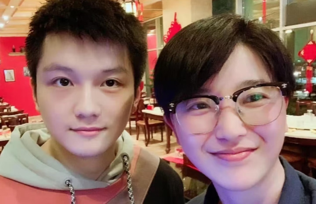 图一是2017年20岁出头的樊振东在多哈与厨师张雯雯拍的合影，当时的樊振东还是很青涩的模样，樊振东当