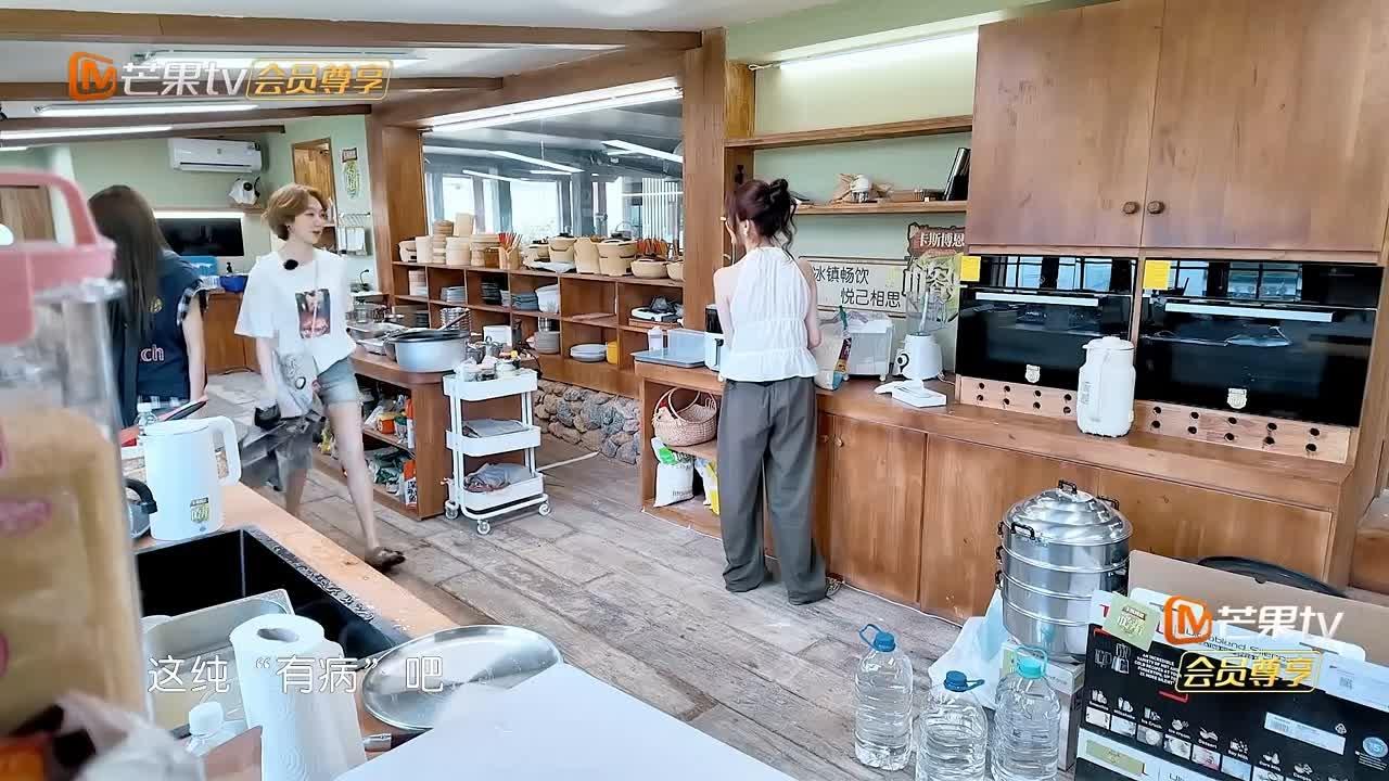 姜妍气呼呼走进门大喊“纯有病”，白跑一趟，靳梦佳感同身受，张月老爱干这事