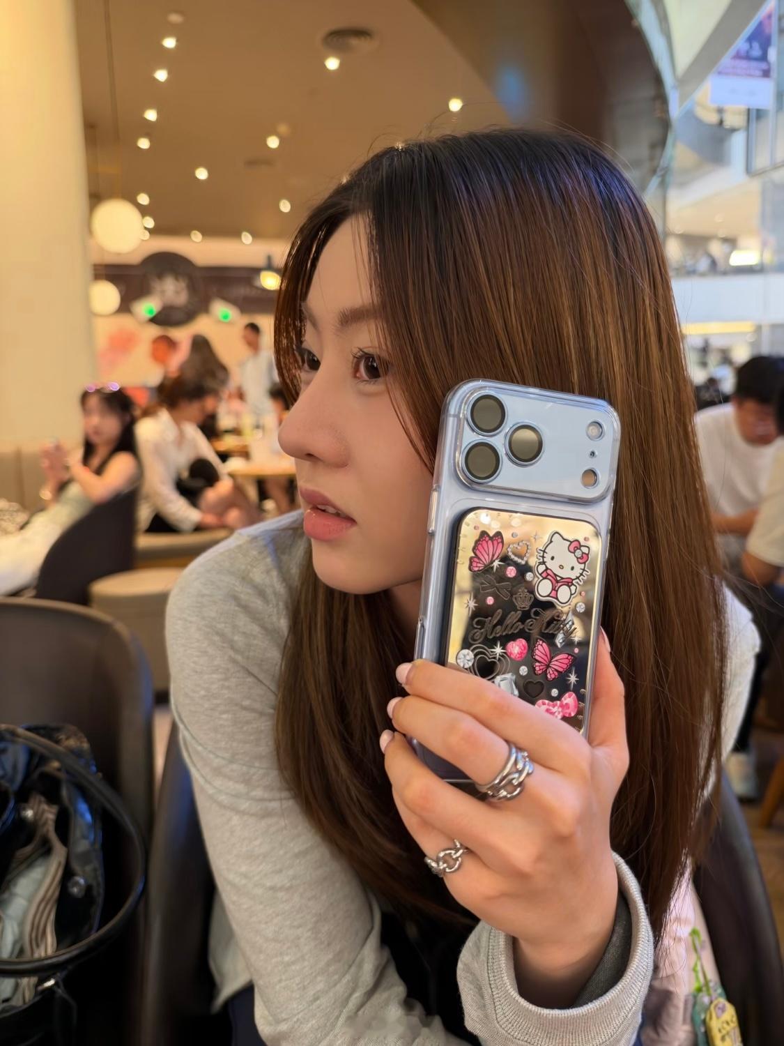 你说什么？大声点，我的iPhone18ProMax2TB冰川蓝听不见！
