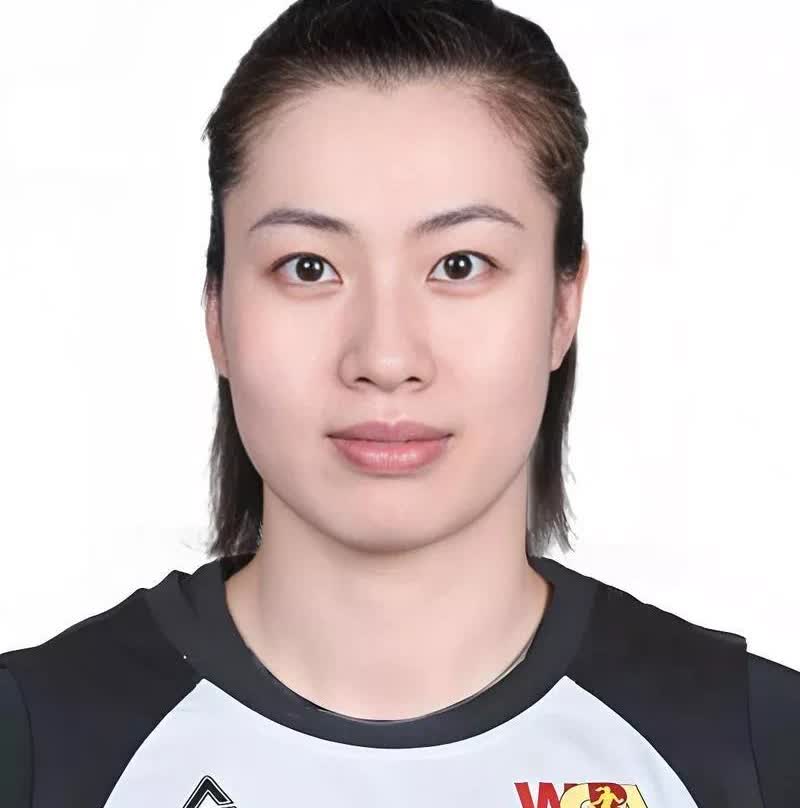 全运会女篮赛场上最美风景线——38岁美女教练兼球员陈晓佳江苏女篮的教练陈晓佳