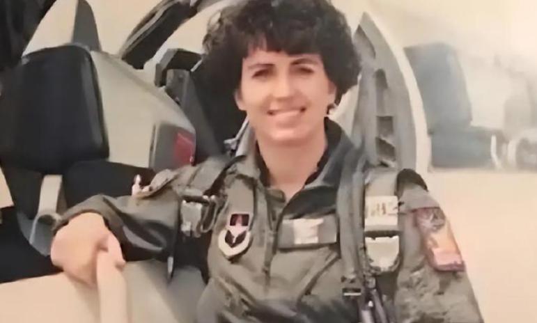 一位美国女机长，在中国一待就是十多年，不光把家安在了昆明，还说自己“永远不想回美