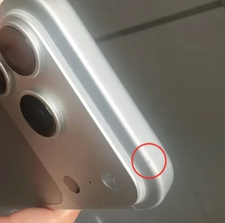 苹果的品控，又翻车了。 iPhone18Pro首销当天，首批用户拆封即发现边
