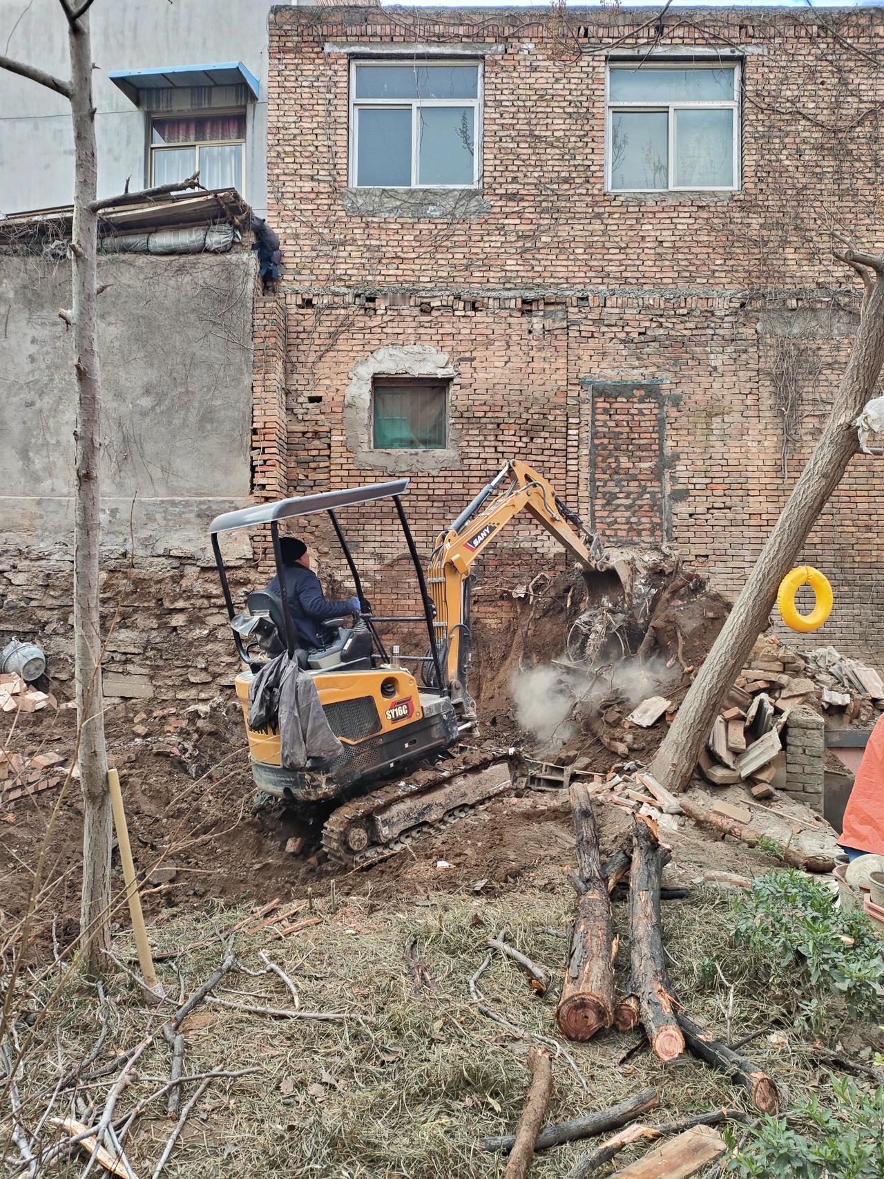 分享今日随手一拍挖掘机的铁臂扒开旧墙的肌理，砖土混着残枝往下沉。老房的砖缝还沾着