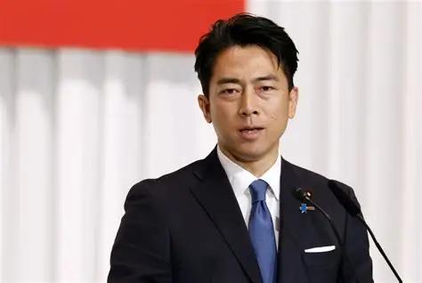 日本最该提防的不是高市早苗，而是小泉进次郎。在日本政坛，防卫大臣小泉进次郎常
