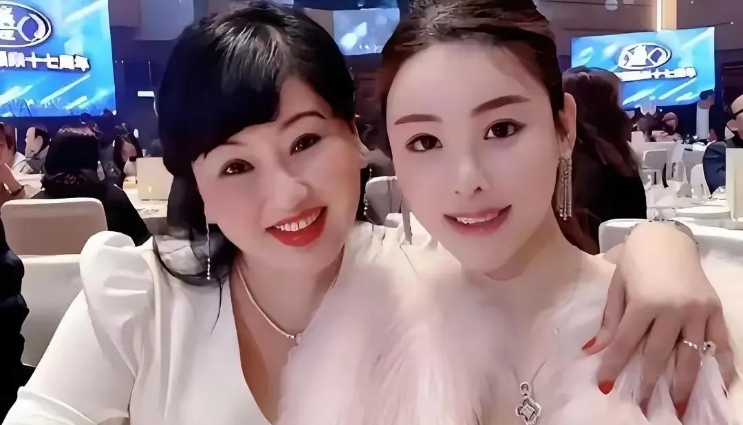 蔡天凤妈妈二婚嫁豪，继父资助她过上富裕生活。这看似灰姑娘般的故事，背后隐