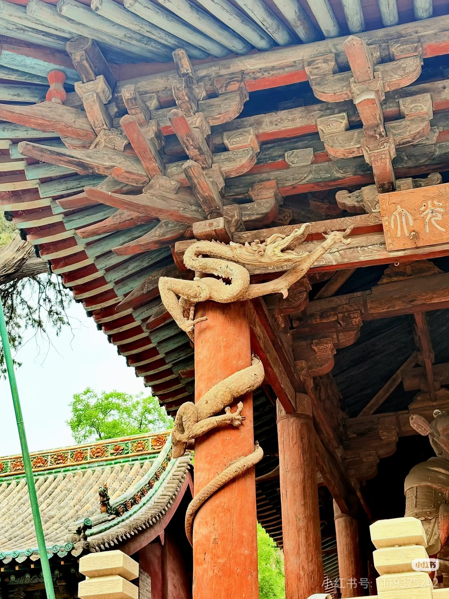 山西古建艺术，和一百年前相比，如今三圣殿的盘龙已经完全褪色了，许多细节也已残缺不