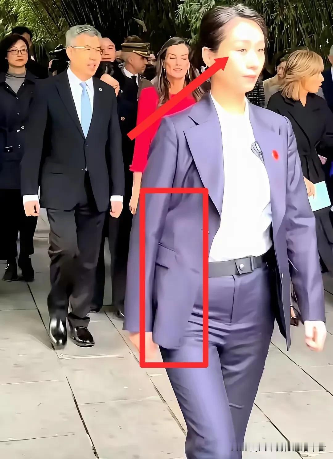 西班牙王后访华期间，随行的女保镖西装外套鼓鼓囊囊，这突然的“鼓起”可把不少
