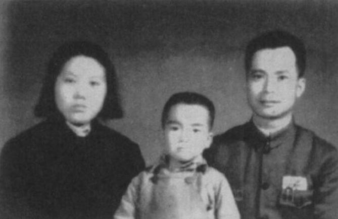 1952年，67军军长在朝鲜离奇去世，彭老总去医院探望，看到遗体的那一刻大惊失色