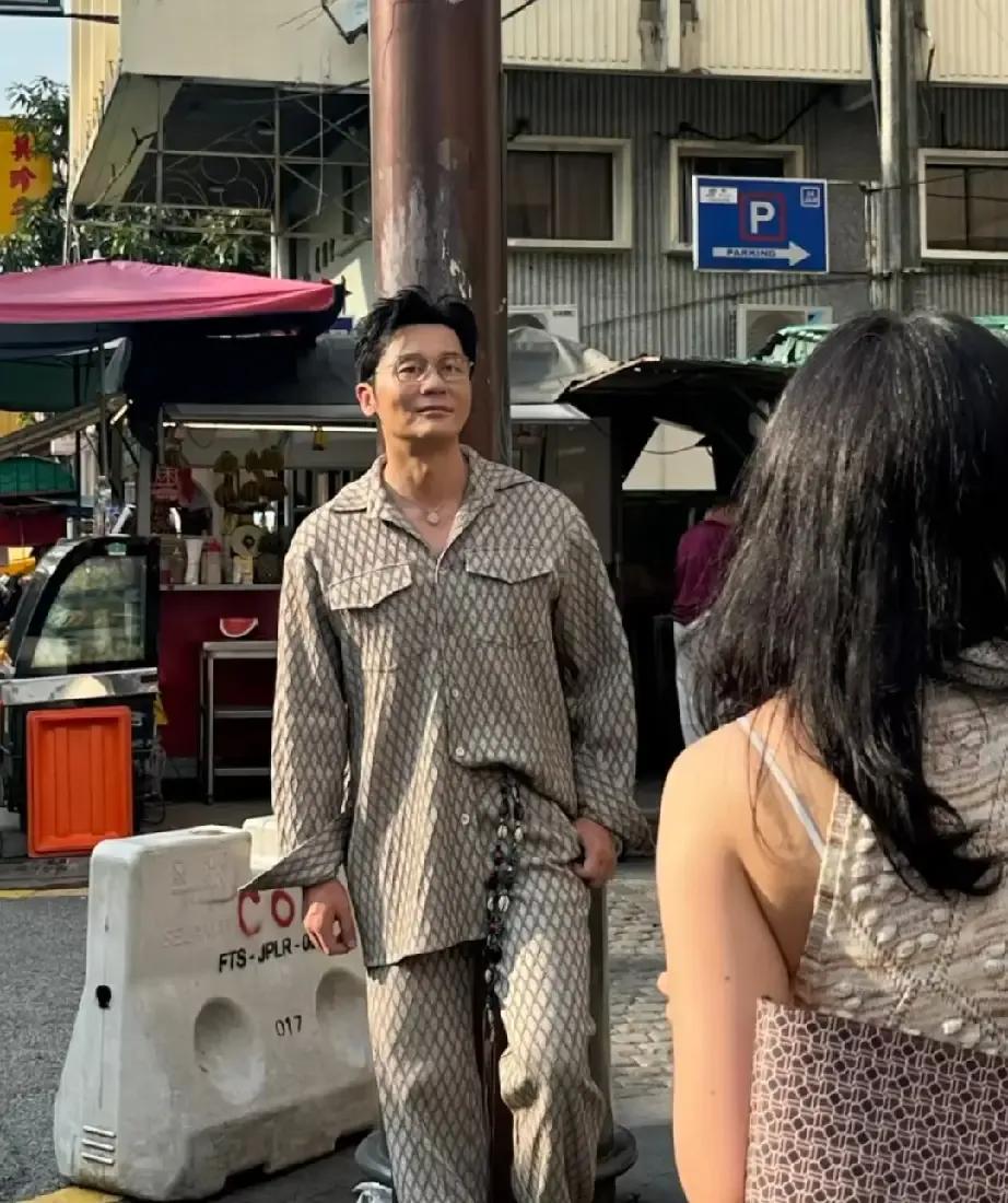 48岁李晨吉隆坡街拍被偶遇，三十多度的天，穿长裤长袖皮肤松弛48岁的李晨，最近