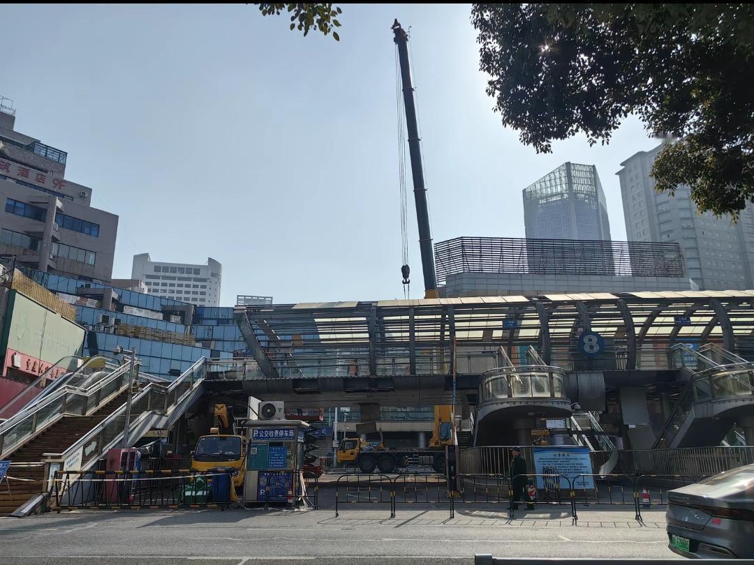 合肥BRT市府广场站拆除！这个真的是相当经典的一个站台，合肥多条公交线路都会