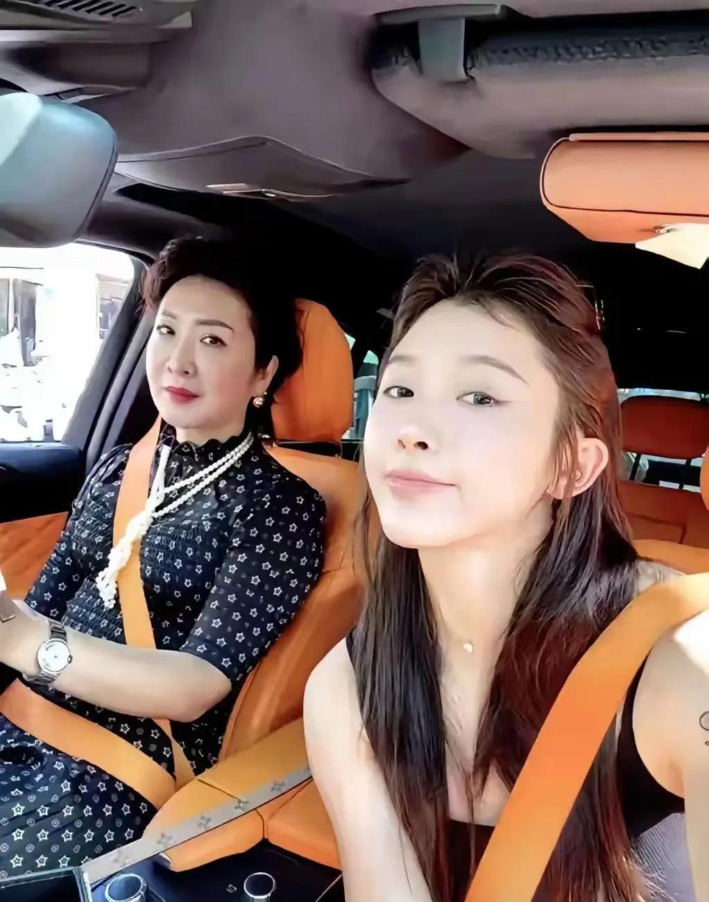 吴艳妮因其母亲的高颜值而备受瞩目，吴妈妈穿搭有品位，气质佳，长相大气，曾是舞蹈演
