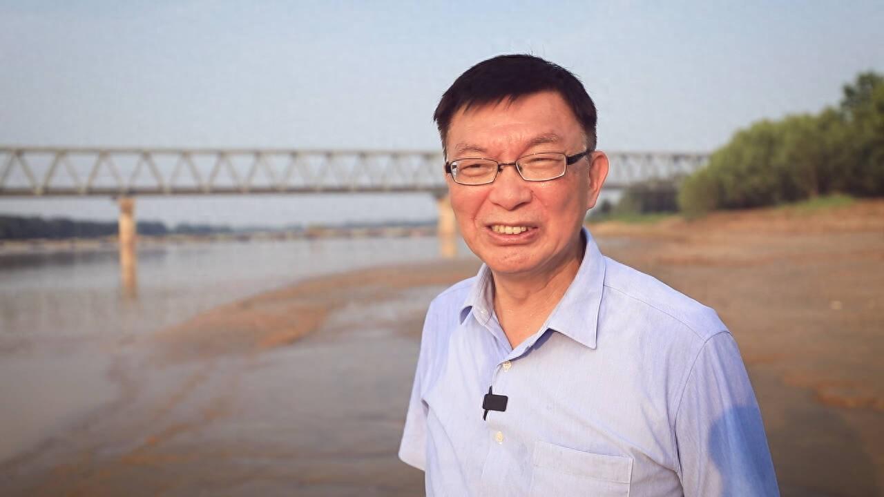 苑举正这回应，真是干净利落！有人问他凭什么站上观礼台，他说：我爸当年给115师画