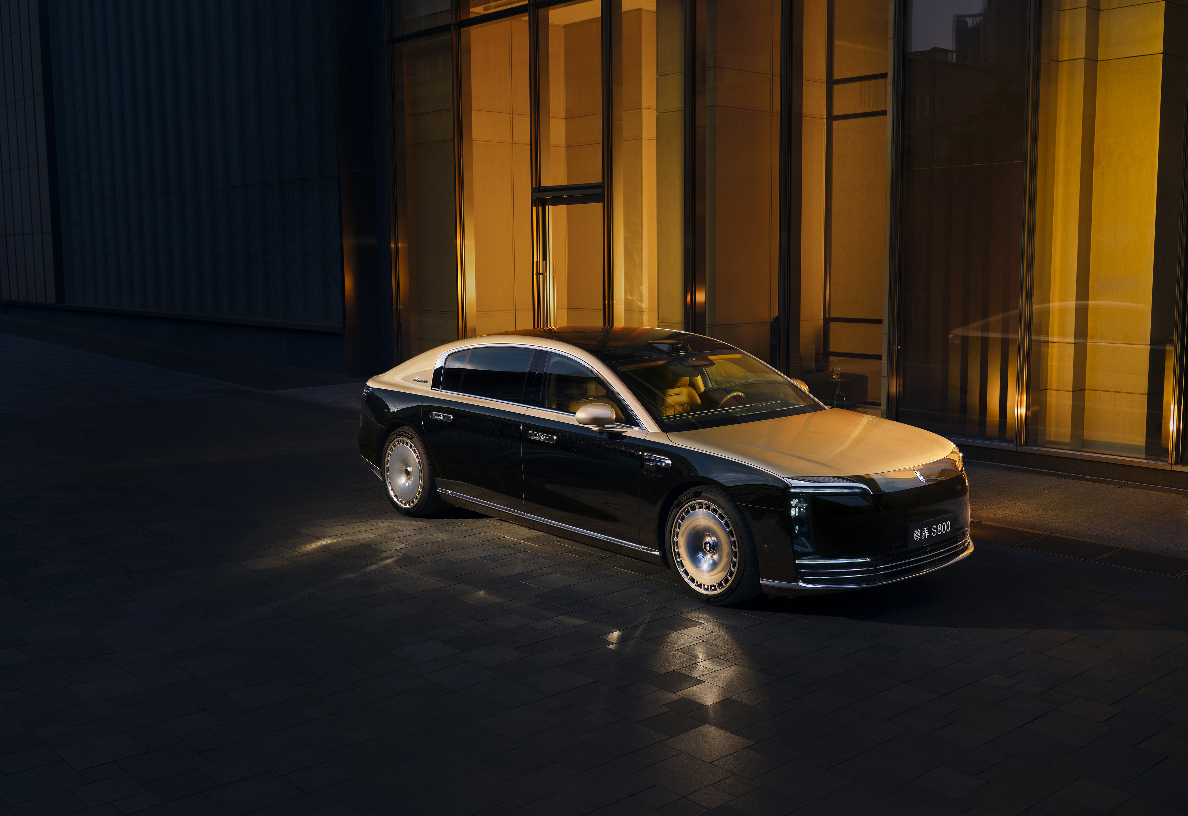 鸿蒙智行新雷达细节曝光，尊界首搭跨越感知门槛。凤凰网科技爆料，鸿蒙智...