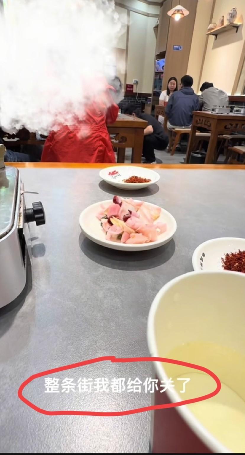 江苏南京，网友发视频称:餐馆内，起因是女顾客故意把汤水倒在地上，服务员好心劝阻，