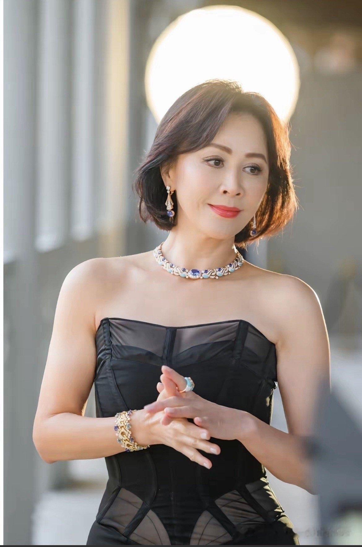 谁能想到，那个被嘲“配不上梁朝伟”的女人，如今活成了无数人羡慕的样子？刘嘉玲
