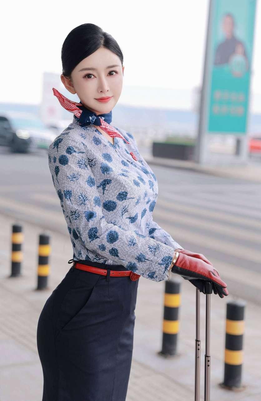 南航空姐制服写真，超有气质的小姐姐!